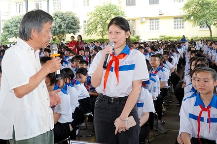 Học sinh trao đổi, chia sẻ ý kiến tại hoạt động trải nghiệm “Đọc sách và sáng tạo trong kỷ nguyên AI”.