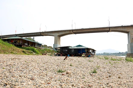 Nhà bè của người dân tại phường Nông Tiến, thành phố Tuyên Quang mắc cạn do nước sông Lô xuống thấp.