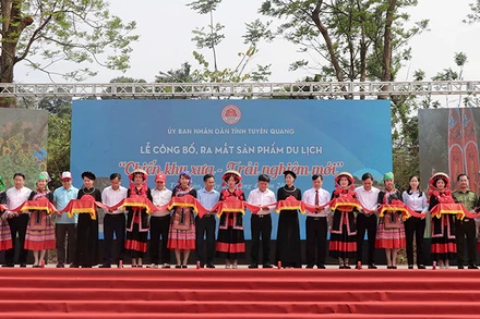 Các đại biểu cắt băng công bố, ra mắt sản phẩm du lịch “Chiến khu xưa-Trải nghiệm mới”.