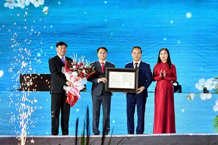 Lãnh đạo tỉnh Tuyên Quang trao Quyết định công nhận Khu du lịch sinh thái Na Hang-Lâm Bình là Khu du lịch cấp tỉnh cho lãnh đạo Ủy ban nhân dân huyện Na Hang và huyện Lâm Bình.