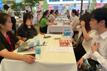 Các sinh viên sắp ra trường đến tham dự Ngày hội, tìm kiếm việc làm cho mình.