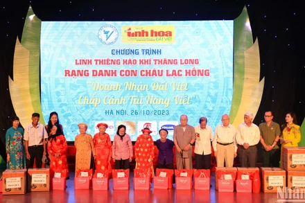 Chương trình trao quà cho các Mẹ Việt Nam Anh hùng, các cựu tù chính trị, những người có công với cách mạng.