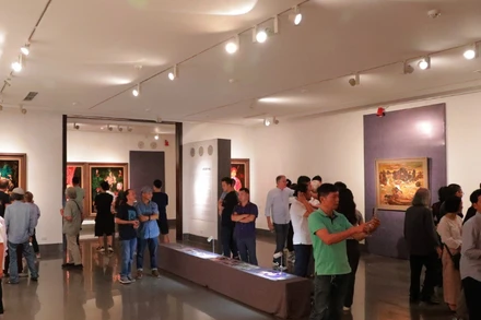 Không gian trưng bày Triển lãm tranh “Cha và con”. (Ảnh: BẢO TÀNG MỸ THUẬT VIỆT NAM)