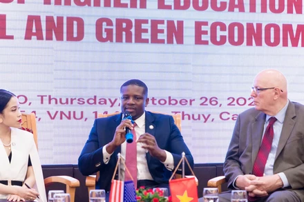 Các diễn giả trao đổi tại sự kiện.