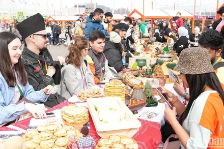 Khách du lịch tại Lễ hội ẩm thực "Hương vị nước Nga". (Ảnh: XUÂN HƯNG)