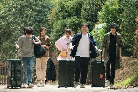 Các nghệ sĩ tham gia chương trình trong vai trò khách mời sẽ xách vali và đi khám phá những điểm đến trải dọc khắp mảnh đất hình chữ S.