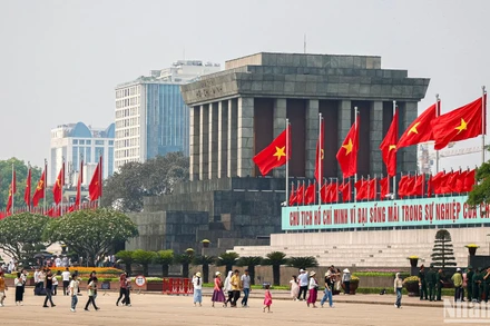 Từ sáng sớm, nhiều người dân, khách tham quan đã đến Quảng trường Ba Đình để chứng kiến Lễ thượng cờ trang nghiêm và xúc động trước Lăng Chủ tịch Hồ Chí Minh.