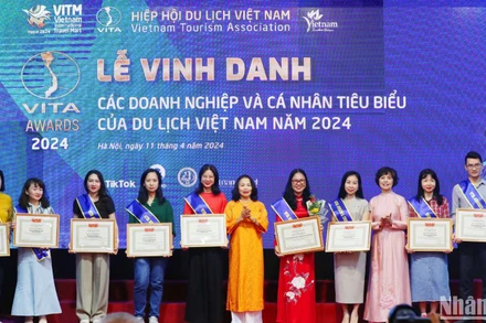 Các nhà báo được vinh danh tại VITA AWARDS 2024.