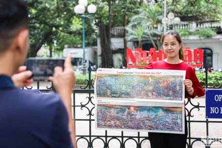 Bạn đọc hào hứng check-in cùng bức tranh panorama "Chiến dịch Điện Biên Phủ" trước trụ sở Báo Nhân Dân.