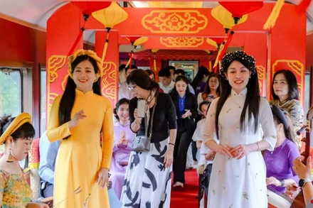 Nhã nhạc Cung đình Huế được biểu diễn trên chuyến tàu “Kết nối di sản miền trung”.