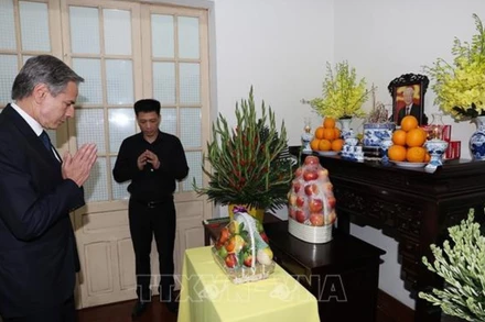 Ngoại trưởng Hoa Kỳ Antony Blinken thắp hương viếng Tổng Bí thư Nguyễn Phú Trọng. (Ảnh: TTXVN)