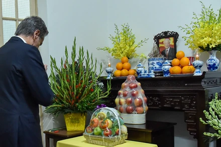 Ngoại trưởng Hoa Kỳ Antony Blinken thắp hương viếng Tổng Bí thư Nguyễn Phú Trọng.