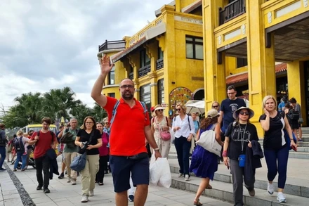 Trong 7 tháng đầu năm 2024, khách quốc tế đến nước ta đạt 9,98 triệu lượt. (Ảnh: TTXVN)