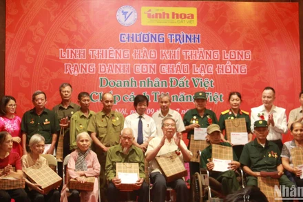 Ban Tổ chức chương trình đã trao nhiều phần quà tri ân cho các Bà mẹ Việt Nam Anh hùng và cựu tù chính trị. 