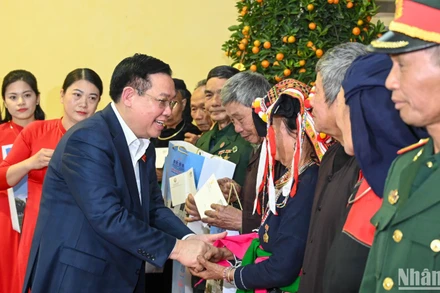 [Ảnh] Chủ tịch Quốc hội Vương Đình Huệ tặng quà cho gia đình chính sách, người lao động có hoàn cảnh khó khăn tỉnh Yên Bái 