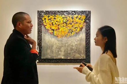 Họa sĩ Nguyễn Hóa chia sẻ về nguồn cảm hứng thực hiện triển lãm "Lối gió đường mây". (Ảnh: NGỌC KHÁNH)