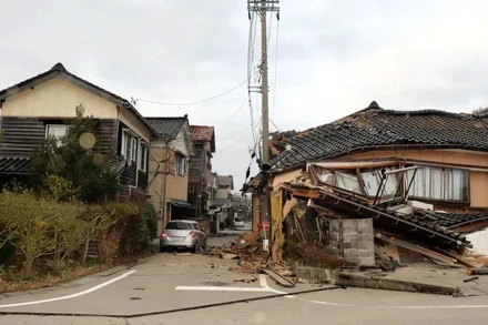 Ngôi nhà tại thành phố Wajima, tỉnh Ishikawa, Nhật Bản bị đổ sập sau động đất. (Ảnh: REUTERS)