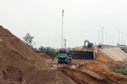 Đơn vị thi công khu vực cầu Hà Bắc 2, huyện Yên Phong, tỉnh Bắc Ninh. (Ảnh: TTXVN)