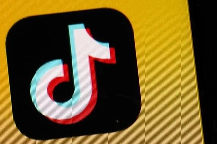 Biểu tượng ứng dụng TikTok trên màn hình điện thoại di động. (Ảnh: Kyodo/TTXVN)