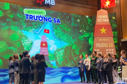 Khoảnh khắc phát động chương trình "HiGreen Trường Sa", trồng một triệu cây xanh cho Trường Sa thân yêu.