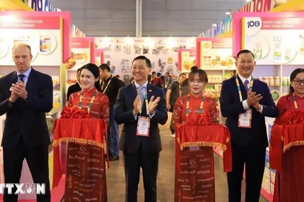 Các đại biểu cắt băng khai trương Không gian giới thiệu sản phẩm tiêu biểu của doanh nghiệp Thành phố Hồ Chí Minh. (Ảnh: TTXVN)