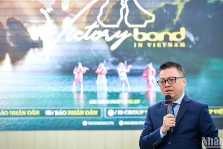 Đồng chí Lê Quốc Minh, Ủy viên Trung ương Đảng, Tổng Biên tập Báo Nhân Dân, Phó Trưởng Ban Tuyên giáo và Dân vận Trung ương, Chủ tịch Hội Nhà báo Việt Nam đến dự và giới thiệu về MV và dự án "Bond in Việt Nam".