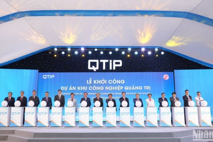 Các đại biểu nhấn nút khởi công xây dựng dự án Khu công nghiệp Quảng Trị.