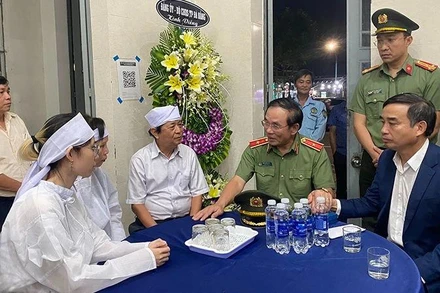 Lãnh đạo thành phố Đà Nẵng thăm hỏi, chia buồn với gia đình ông Trần Minh Thành. (Ảnh: ANH ĐÀO)