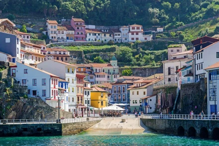 Thị trấn Cudillero là một trong những ngôi làng hút khách nhất ở Tây Ban Nha với những ngôi nhà màu sắc và những sườn dốc xanh mướt. (Ảnh: GETTY)