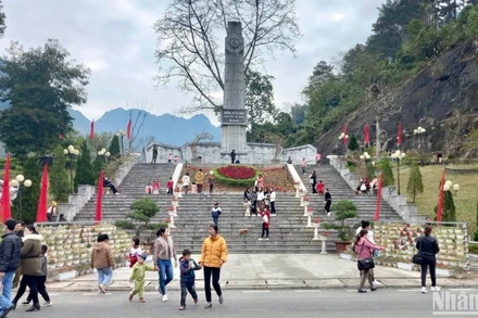 Đông đảo khách du lịch ghé thăm điểm đầu đường Hồ Chí Minh ở Pác Bó, tỉnh Cao Bằng dịp Tết Ất Tỵ 2025. 