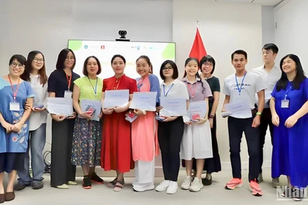 Các cá nhân và đại diện một số tổ chức được biểu dương tại Lễ trao giải và tổng kết Chiến dịch “20km xanh cho thành phố an toàn”.