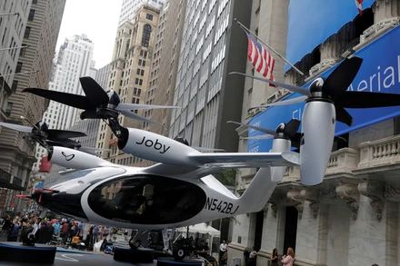 Taxi bay của Joby Aviation được trưng bày trước Sàn giao dịch chứng khoán New York (Mỹ) vào năm 2021. (Ảnh: REUTERS)
