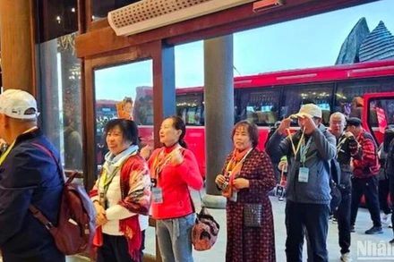 Vịnh Hạ Long đón nhiều đoàn khách quốc tế đến tham quan qua cảng tàu khách quốc tế Hạ Long. Ảnh: QUANG THỌ