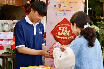 Chiến dịch “Tết truyền tay” do nhóm từ thiện Fly To Sky triển khai sẽ diễn ra đến hết ngày 10/3, với 34 điểm tiếp nhận tại 7 tỉnh, thành phố trên toàn quốc.