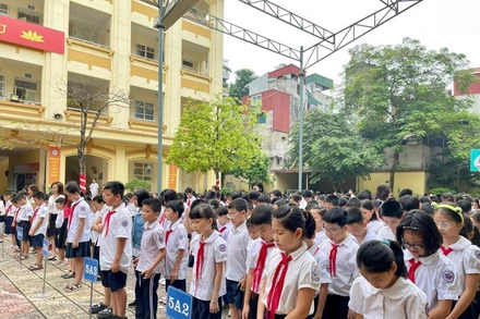 Các em học sinh dành 1 phút mặc niệm để tưởng nhớ các nạn nhân đã tử vong trong vụ cháy chung cư mini tại Khương Hạ.