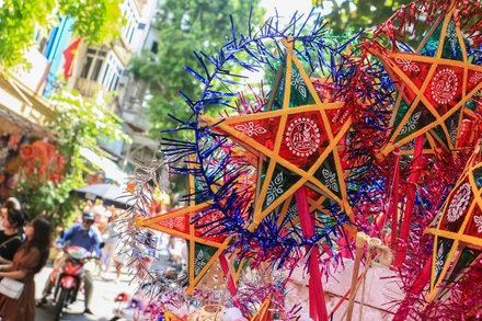 [Ảnh] Đồ chơi Trung Thu truyền thống "phủ sóng" phố Hàng Mã