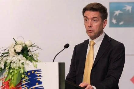 Trưởng Phái đoàn Liên minh Châu Âu tại Việt Nam Julien Guerrier phát biểu tại buổi họp báo.