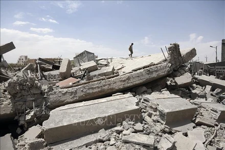Cảnh đổ nát sau cuộc không kích tại Sanaa, Yemen, ngày 27/4/2025. (Ảnh: THX/TTXVN)