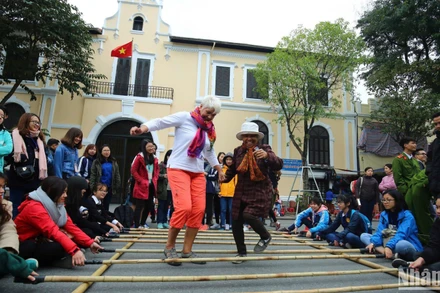 Khách quốc tế trải nghiệm các hoạt động văn hóa, trò chơi dân gian ở Hà Nội. (Ảnh: THÀNH ĐẠT)