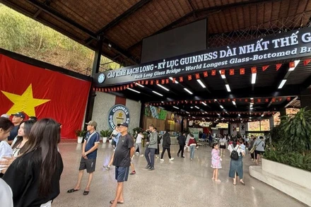 Khách du lịch chờ vào tham quan cầu kính dài nhất thế giới ngày 30/4/2025.