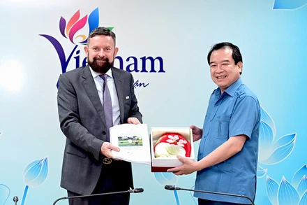Phó Cục trưởng Du lịch quốc gia Việt Nam Hà Văn Siêu và Trưởng đại diện Văn phòng châu Á-Thái Bình Dương của OIF Edgar Doerig trao quà lưu niệm. (Ảnh: TITC)