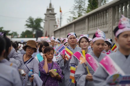 Dòng người xếp hàng dài từ cổng vào bên trong chùa Thanh Tâm. (Ảnh: TTXVN)