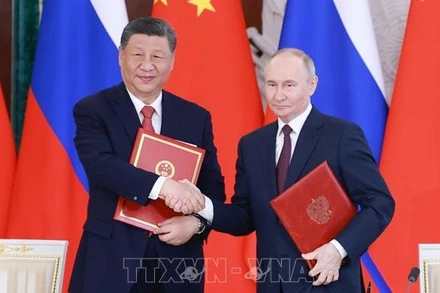 Chủ tịch Trung Quốc Tập Cận Bình (trái) và Tổng thống Nga Vladimir Putin tại cuộc gặp ở Moskva ngày 8/5/2025. (Ảnh: THX/TTXVN)