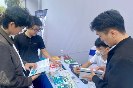 Các gian hàng trưng bày về các giải pháp tiết kiệm năng lượng tại chương trình cũng thu hút sự quan tâm lớn từ khách tham quan.