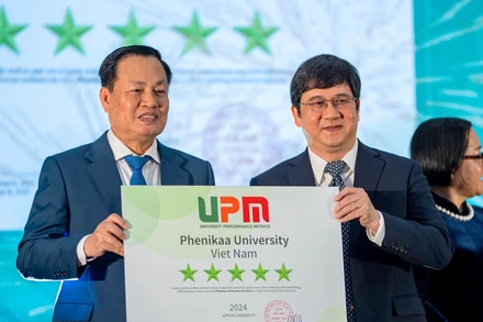 Đại diện Trường đại học Phenikaa, GS, TS Phạm Thành Huy nhận chứng nhận 5 sao UPM từ GS, TS Nguyễn Hữu Đức, Chủ tịch sáng lập UPM, Nguyên Phó Giám đốc Đại học Quốc gia Hà Nội.