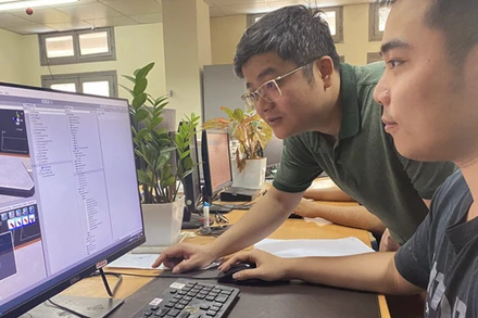 Giảng viên Viện Công nghệ thông tin và truyền thông (Học viện Công nghệ Bưu chính Viễn thông) hướng dẫn sinh viên lập trình trò chơi.