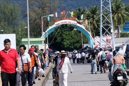 Khách du lịch tại cảng Bãi Vòng, thành phố Phú Quốc (Kiên Giang). 