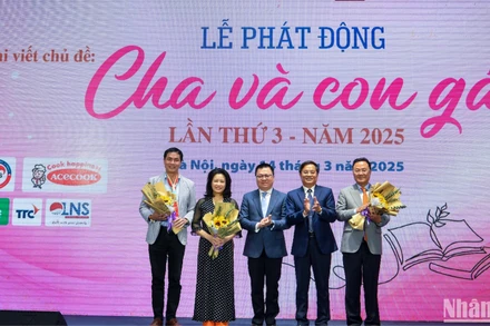 Nhà báo Lê Quốc Minh, Ủy viên Trung ương Đảng, Tổng Biên tập Báo Nhân Dân, Phó Trưởng Ban Tuyên giáo và Dân vận Trung ương, Chủ tịch Hội Nhà báo Việt Nam tặng hoa cho các giám khảo Cuộc thi.