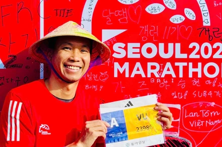 Du khách Việt Nam hào hứng khi tham gia giải chạy Seoul Marathon.