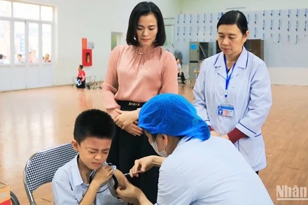 Các Sở Giáo dục và Đào tạo tăng cường tuyên truyền, vận động cha mẹ, gia đình đưa trẻ em đi tiêm chủng vaccine để phòng, chống dịch bệnh sởi đầy đủ. (Ảnh: DUY TUÂN)